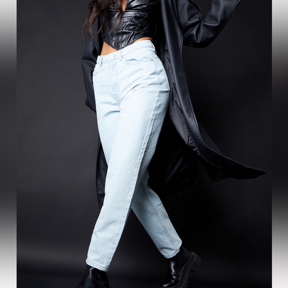 PrettyLittleThing Light Wash Mom Jean